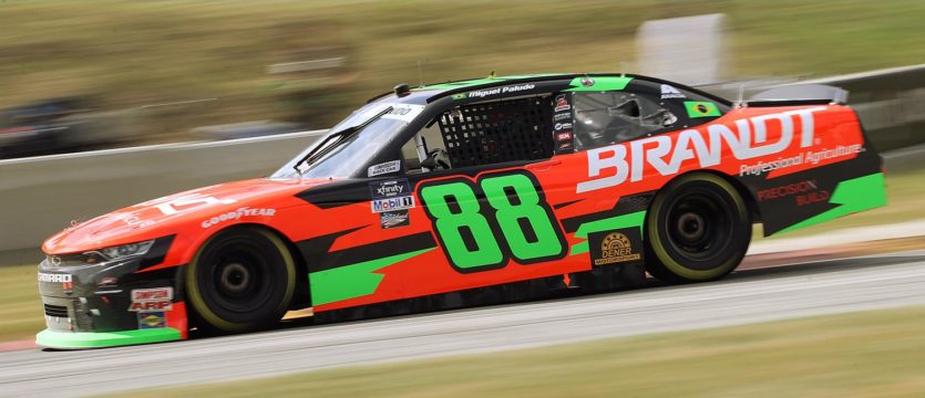 Miguel Paludo briga por top10 na NASCAR, mas é forçado a abandonar após acidente.